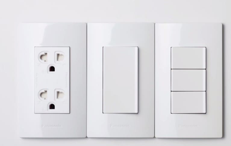 Tùy thuộc vào vị trí lắp đặt ổ cắm mà bạn cho thể chọn cho ngôi nhà của mình công tắc 2 cực hay 3 cực.